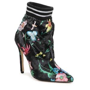 NWOB Privileged Nenny Velvet Bootie Size 8.5